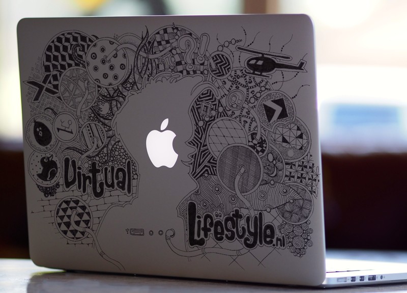Een op verzoek en in overleg getekende laptopsticker met daarin verwerkt het logo van Virtual Lifestyle en een aantal (ludieke) verwijzingen.